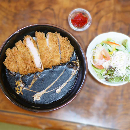 【北久里浜】30年愛される老舗「とんてつ」2日間煮込む黒カレー×ロースカツの贅沢